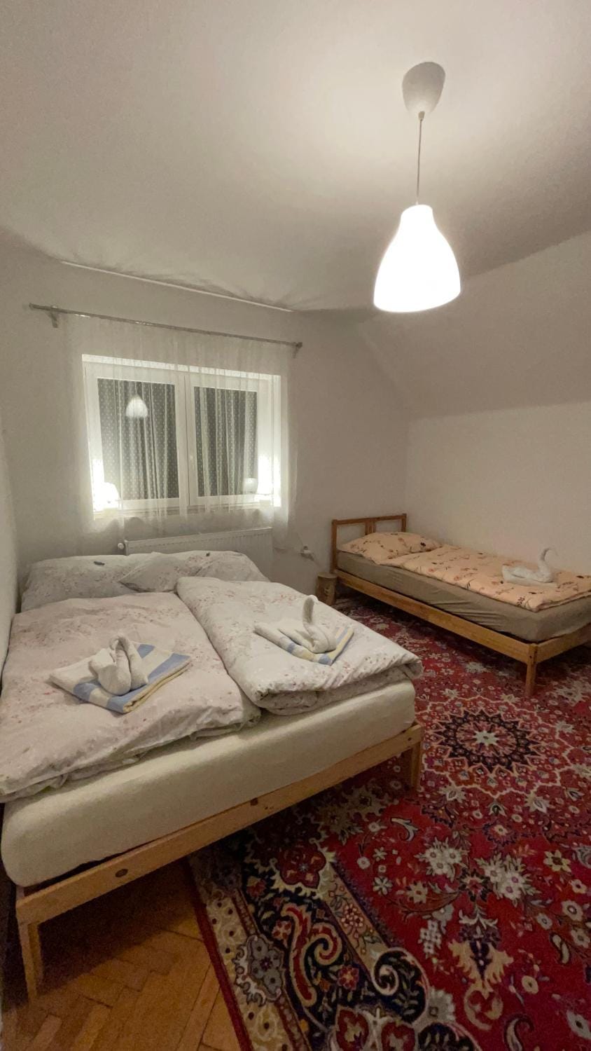 Bed, Bedroom, towels