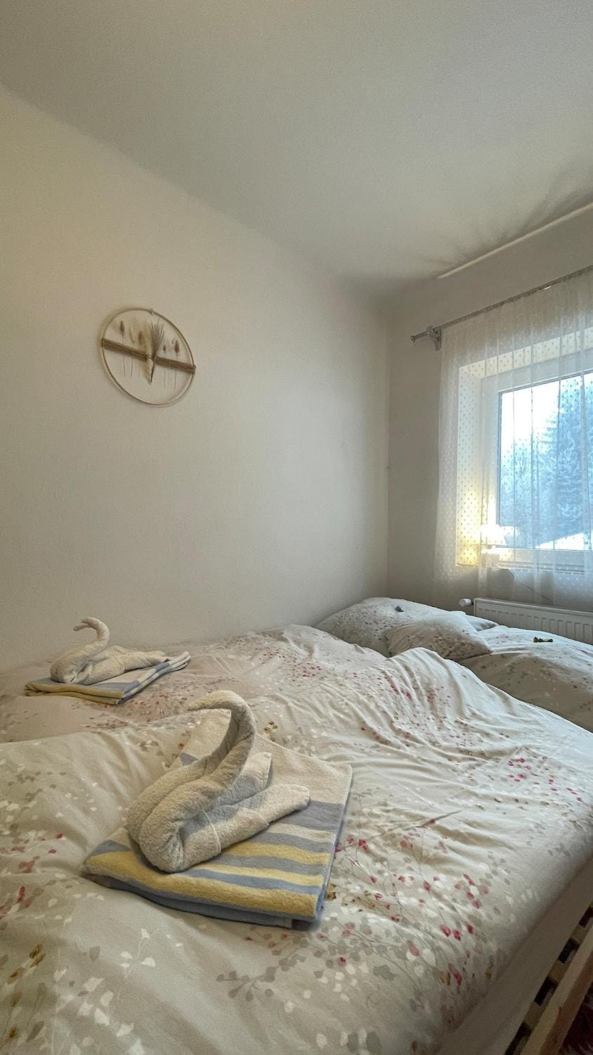 Bed, Bedroom, towels