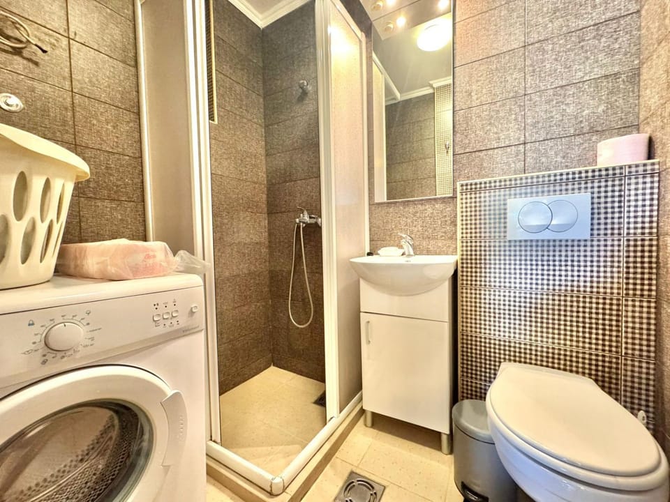 Bathroom, towels, washing machine