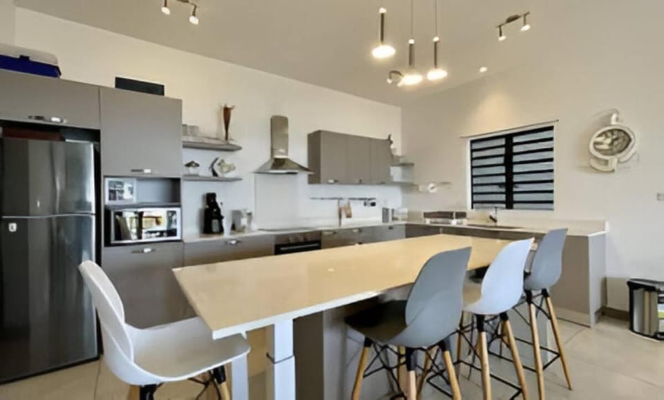 Kitchen or kitchenette, Dining area, dishwasher, minibar