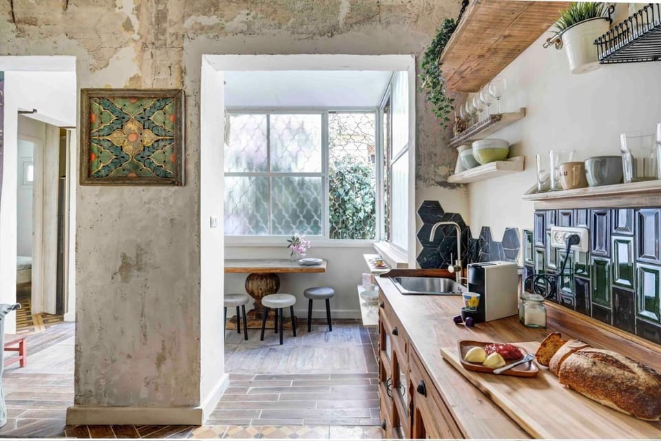 Coffee/tea facilities, Kitchen or kitchenette, Dining area, Food