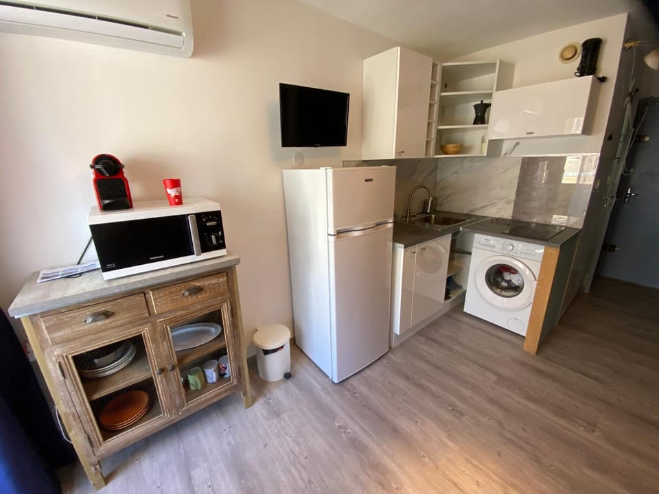 Kitchen or kitchenette, stove, washing machine