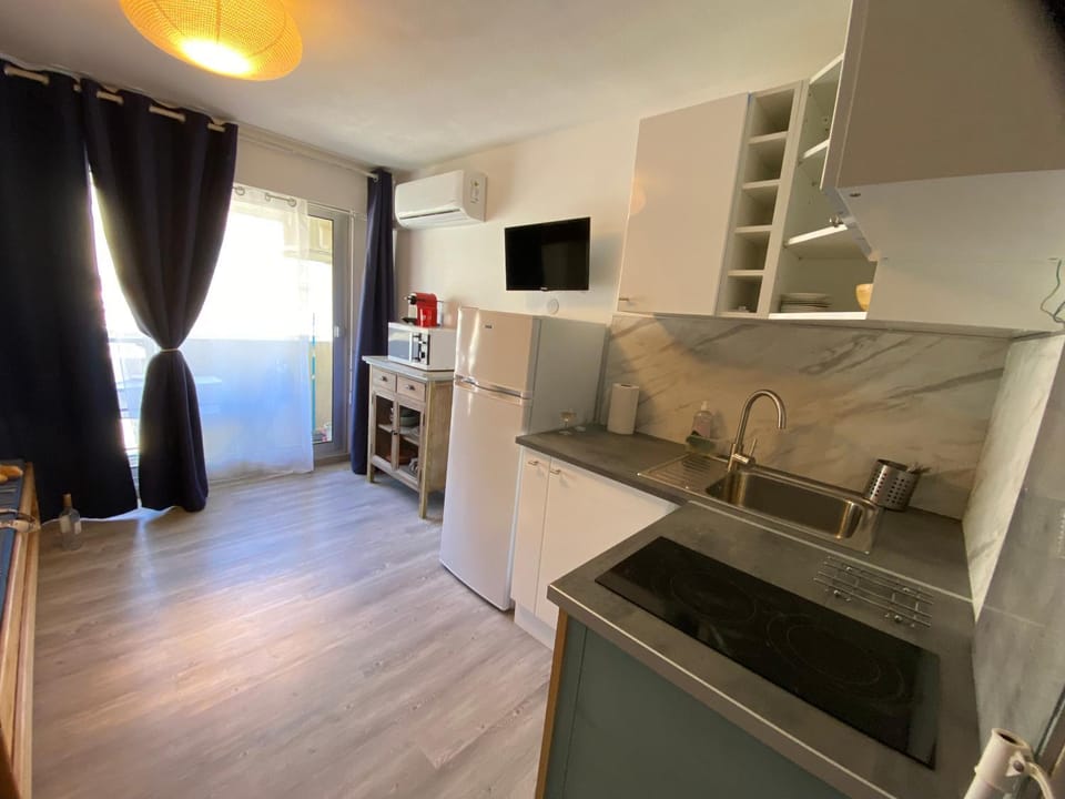 Kitchen or kitchenette, stove