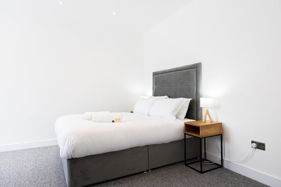 Stanway Apartments- Free Parking & Close To Tram Stop Apartment in England