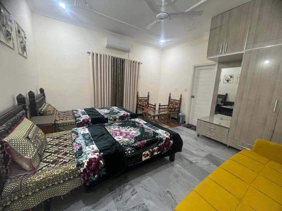 Photo of the whole room, Bedroom, wardrobe, air conditioner