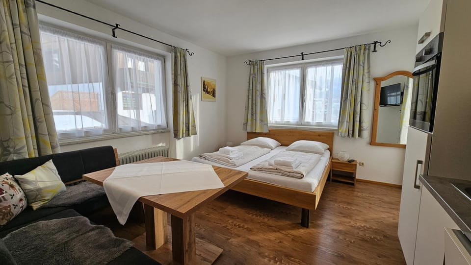 Photo of the whole room, Dining area, Bedroom