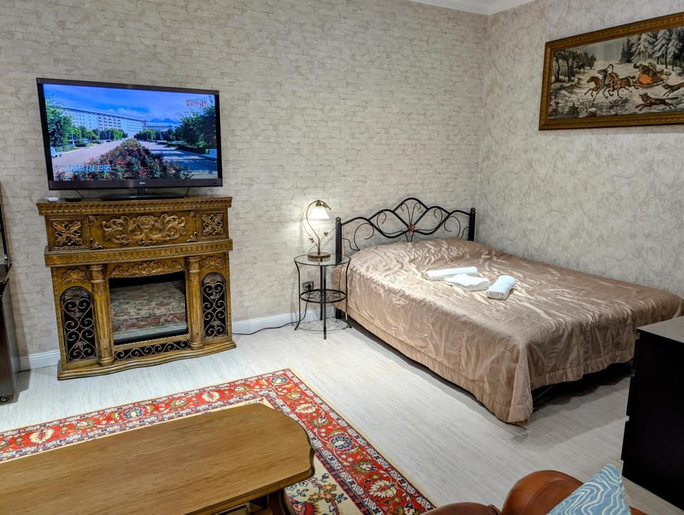 Bed, TV and multimedia, Bedroom