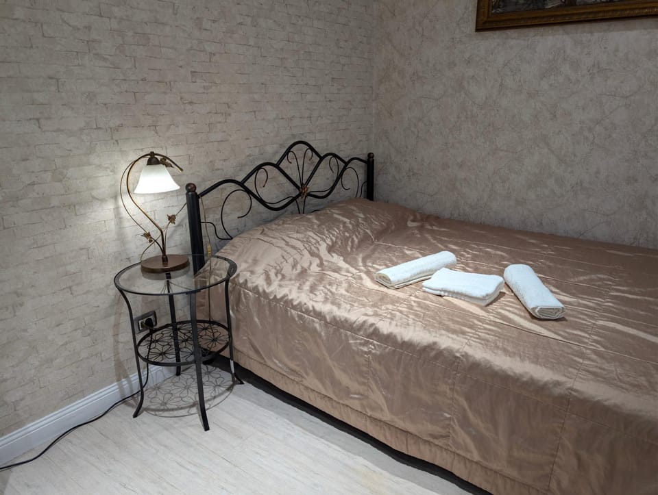 Bed, Bedroom, towels
