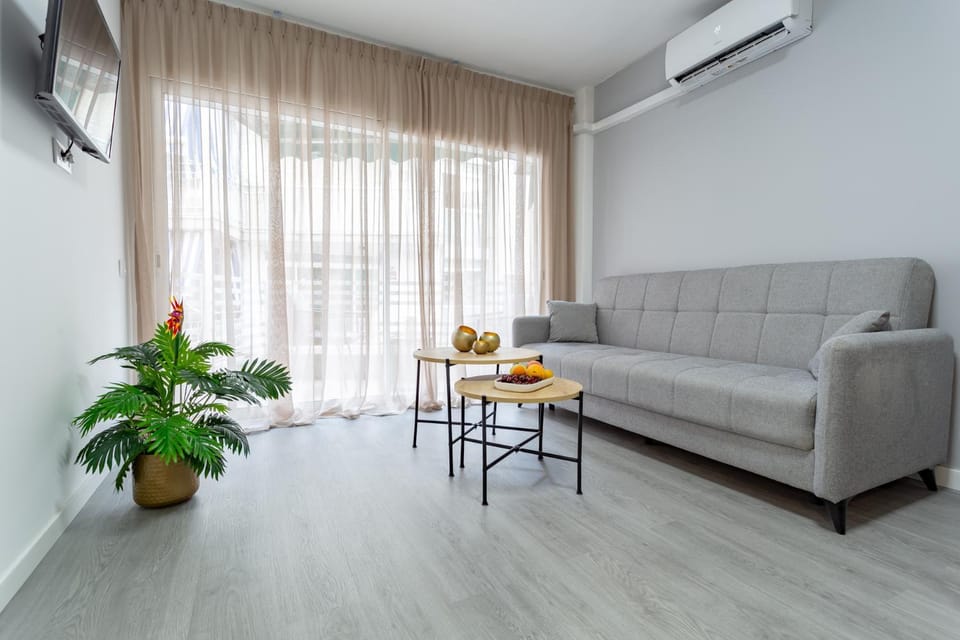 TV and multimedia, Living room, Seating area, air conditioner