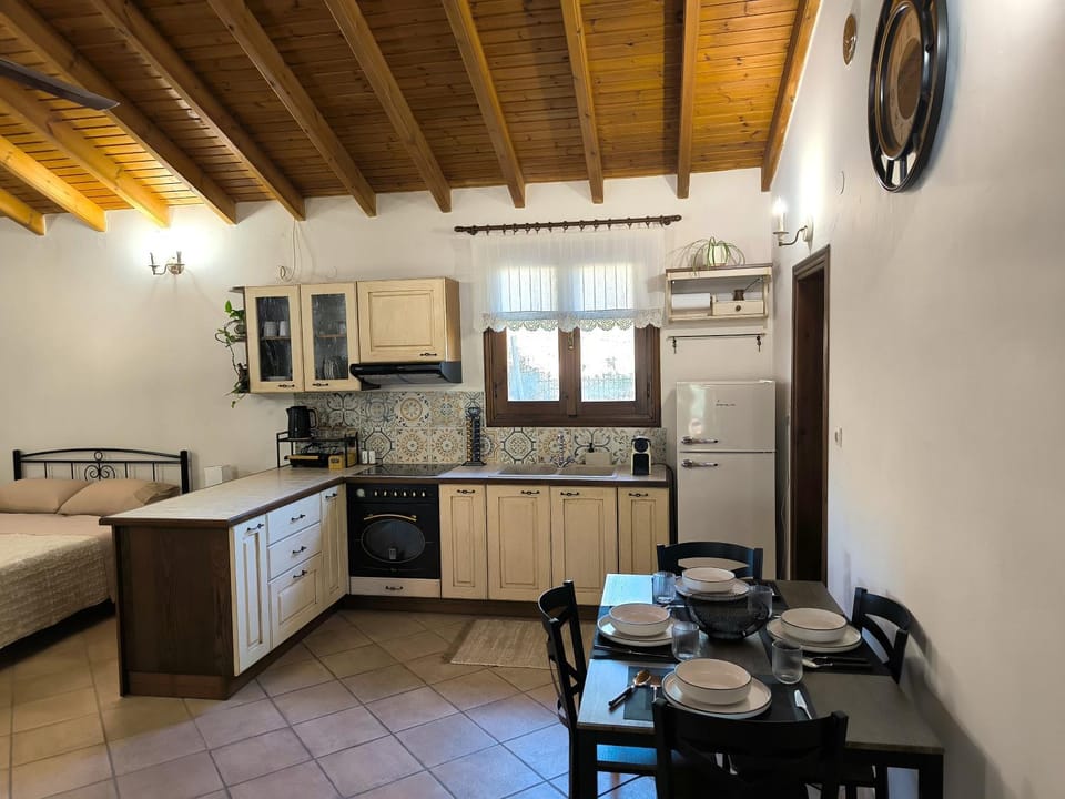 Kitchen or kitchenette, Dining area