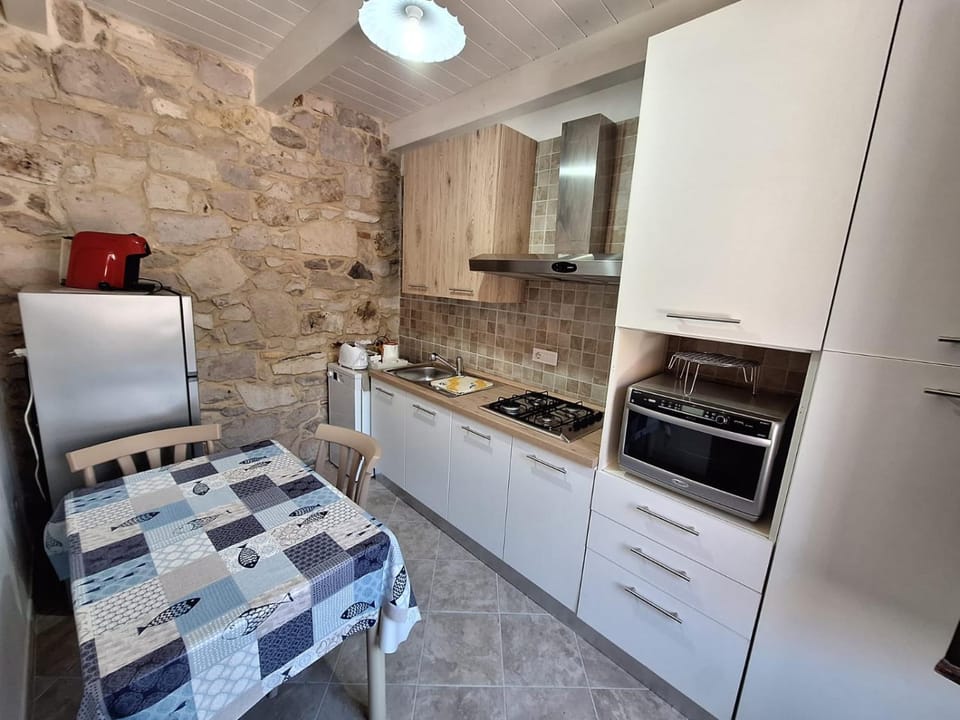 Kitchen or kitchenette, Dining area, stove