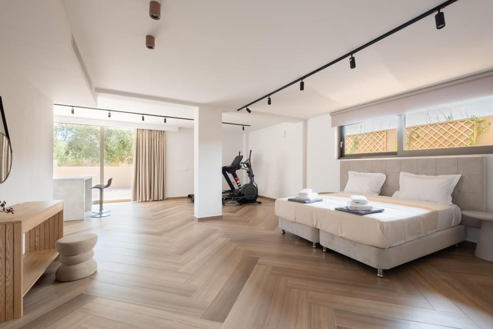 Bed, Living room, Photo of the whole room, Seating area, Bedroom, towels, wardrobe