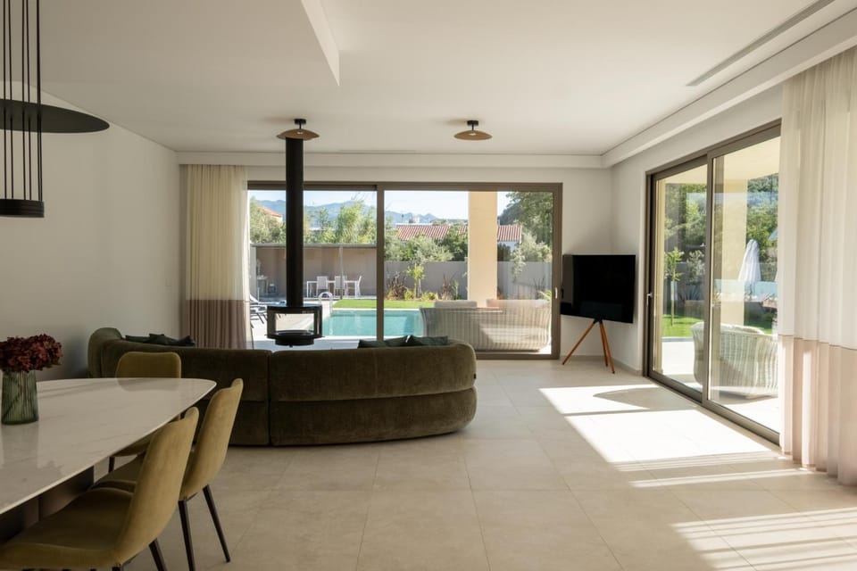 TV and multimedia, View (from property/room), Balcony/Terrace, Living room, Seating area, Dining area, Evening entertainment