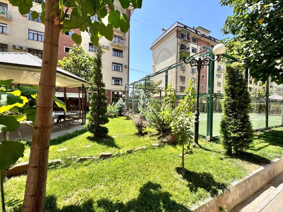 Property building, Facade/entrance, Garden, Garden view, Street view, Location, Parking