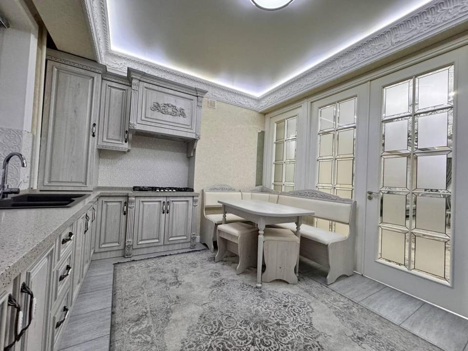 Kitchen or kitchenette, dishwasher, stove