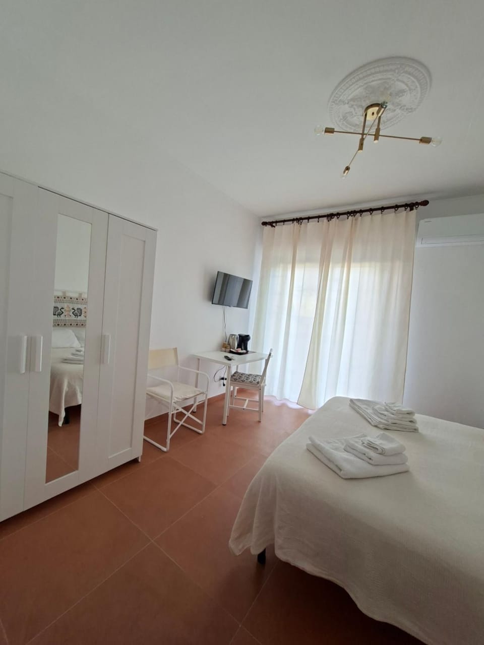 Bed, TV and multimedia, Photo of the whole room, Bedroom, towels, wardrobe