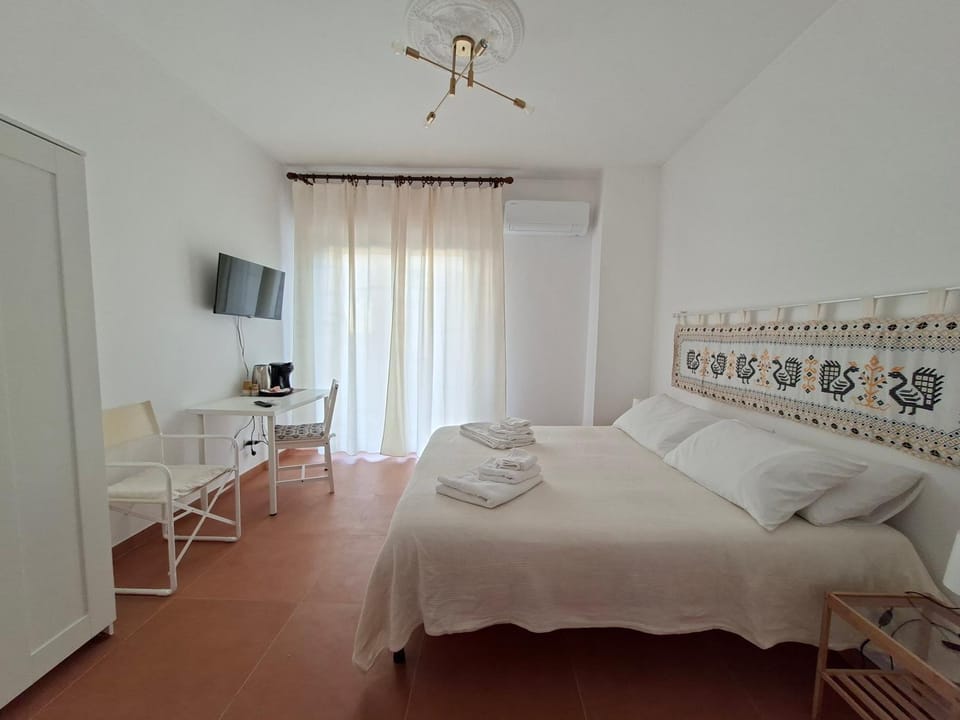 Bed, TV and multimedia, Photo of the whole room, Bedroom, towels