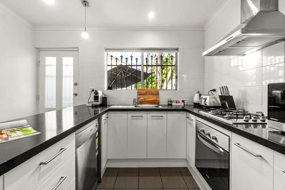 Coffee/tea facilities, Kitchen or kitchenette, dishwasher, oven, stove, toaster
