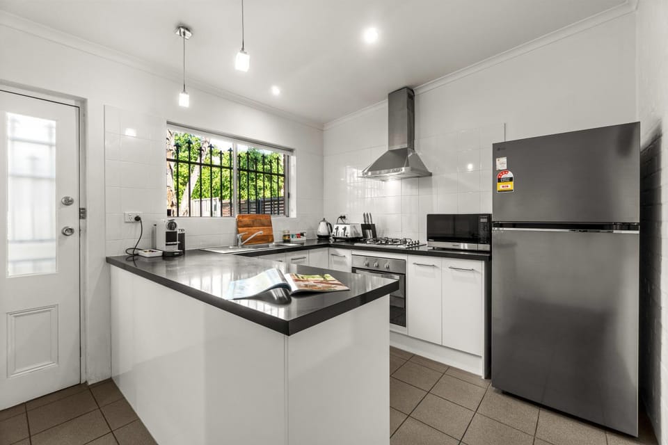 Coffee/tea facilities, Kitchen or kitchenette, dishwasher, oven, stove, toaster