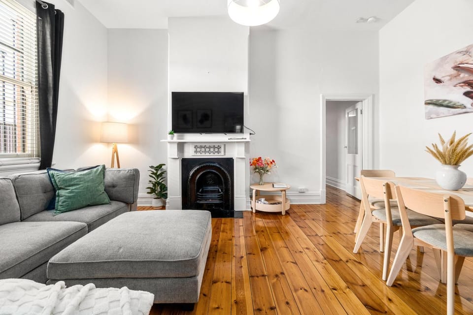 TV and multimedia, Living room, Seating area, Evening entertainment