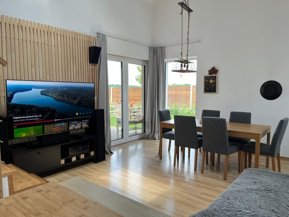 TV and multimedia, Living room, Seating area