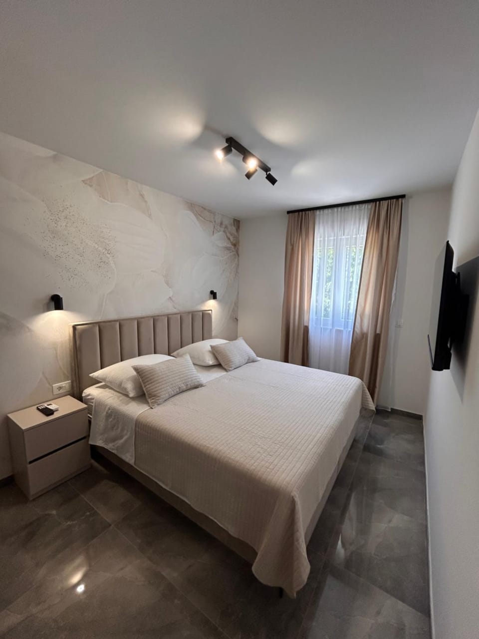 Bed, TV and multimedia, Bedroom