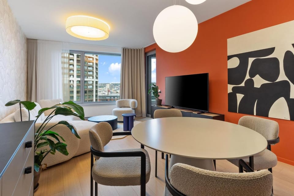 Communal lounge/ TV room, TV and multimedia, Living room, Seating area, Dining area, Evening entertainment