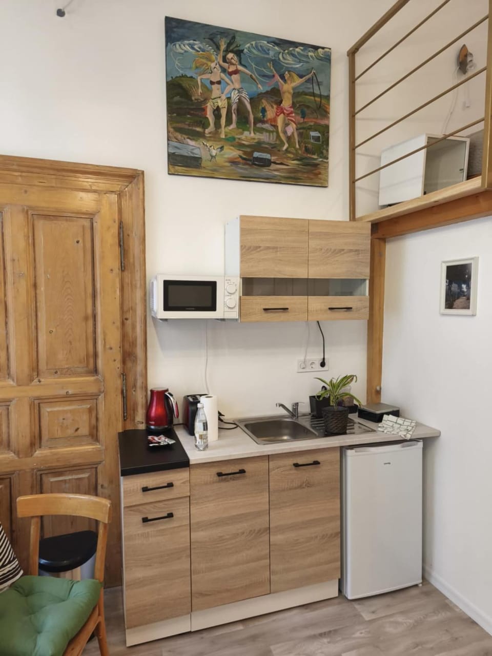 Kitchen or kitchenette, oven