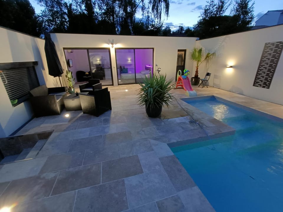 piscine privée studio House in Nouvelle-Aquitaine
