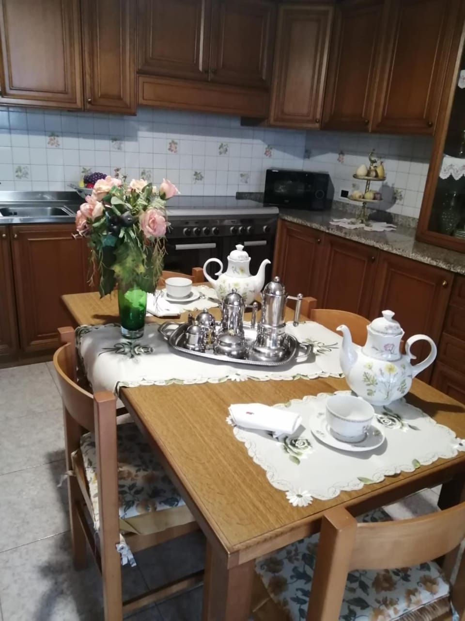 Coffee/tea facilities, Kitchen or kitchenette, Dining area