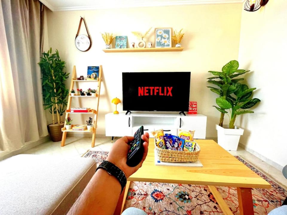 Communal lounge/ TV room, TV and multimedia, Living room, Seating area, Evening entertainment