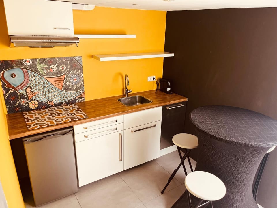 Kitchen or kitchenette, Living room, Seating area, Dining area, minibar, stove