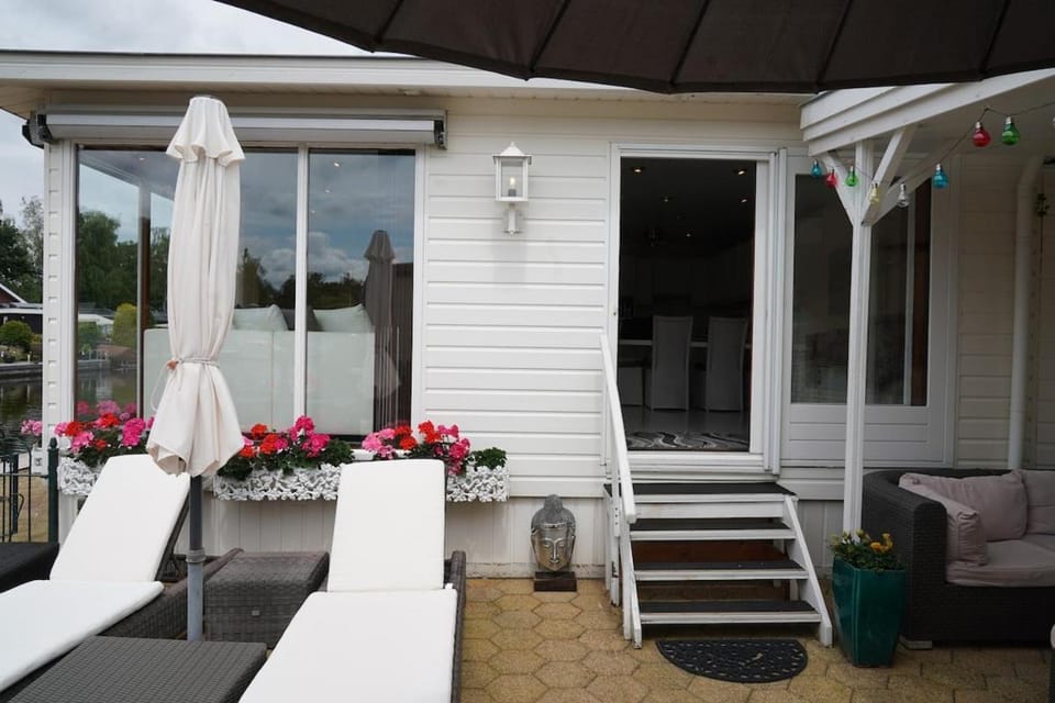 Chalet with waterfront sauna and boat Chalet in North Holland (province)