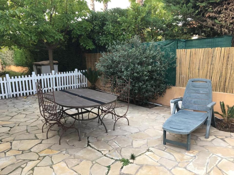 Studio meublé au calme avec terrasse et climatiseur mobile Apartment in Fréjus