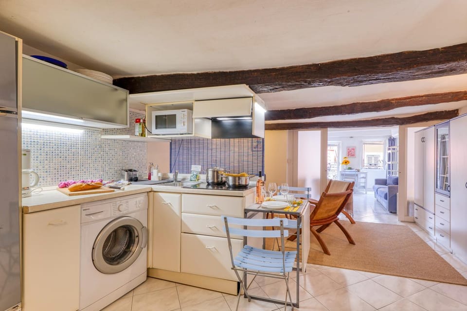 Kitchen or kitchenette, Dining area