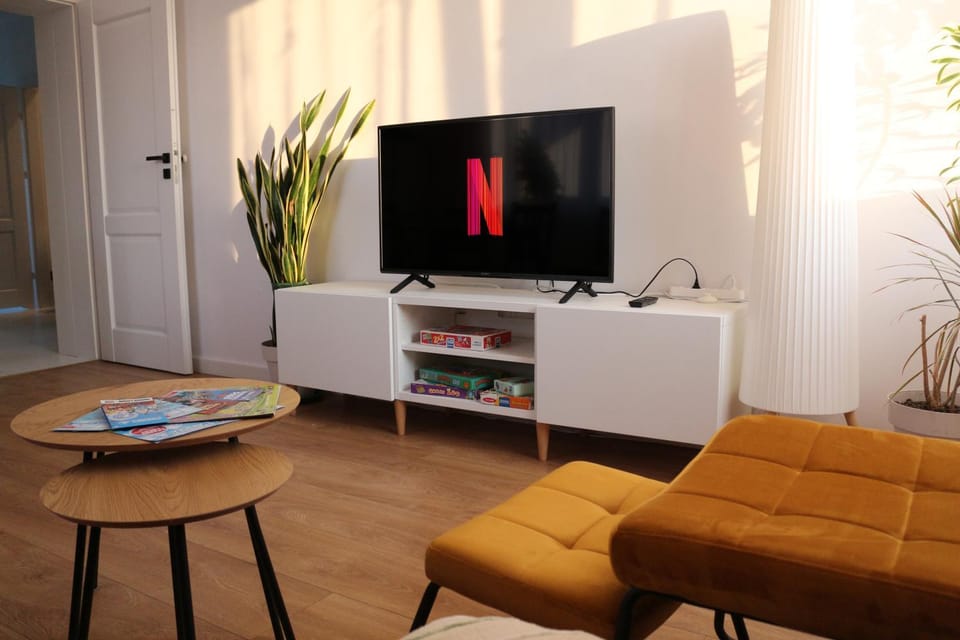 Communal lounge/ TV room, TV and multimedia, Living room, Seating area, Evening entertainment, Entertainment, Family, internet, internet