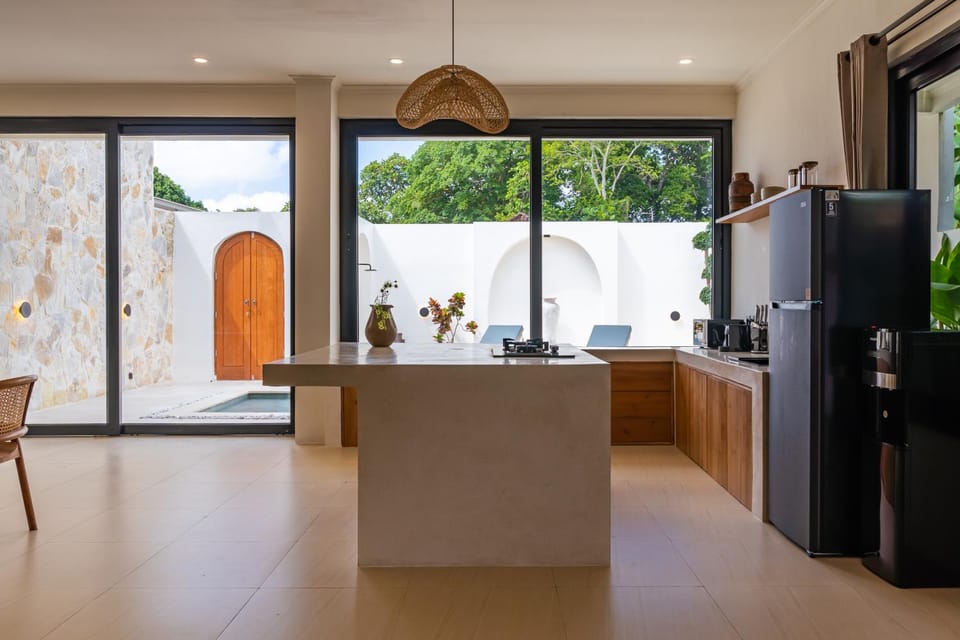 Kitchen or kitchenette, Dining area