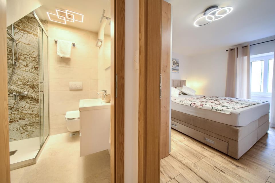 Shower, Toilet, Bed, Bathroom, Bedroom