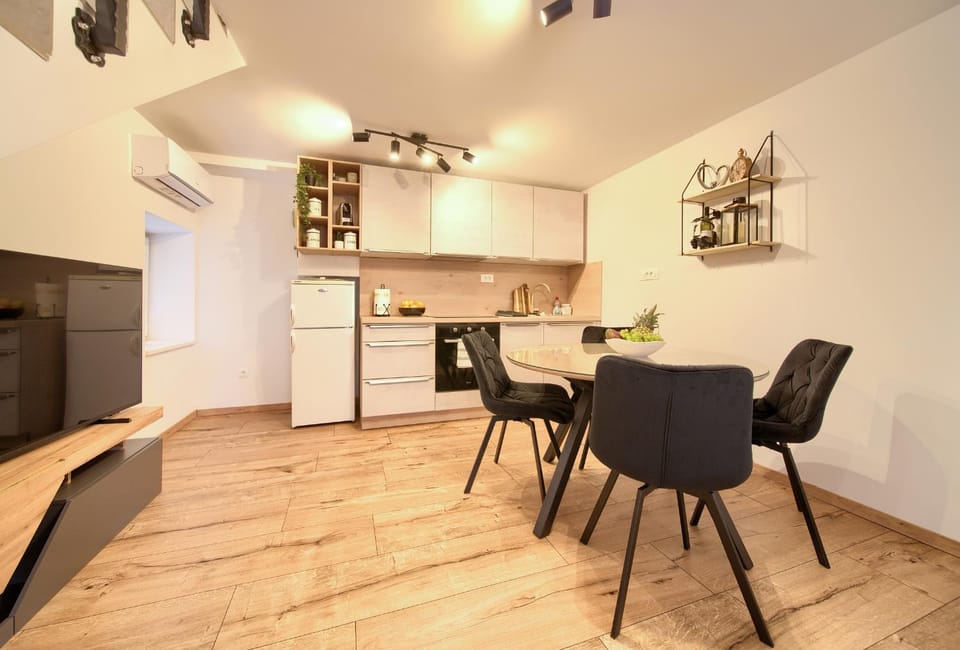 Kitchen or kitchenette, Seating area, Dining area, oven, stove