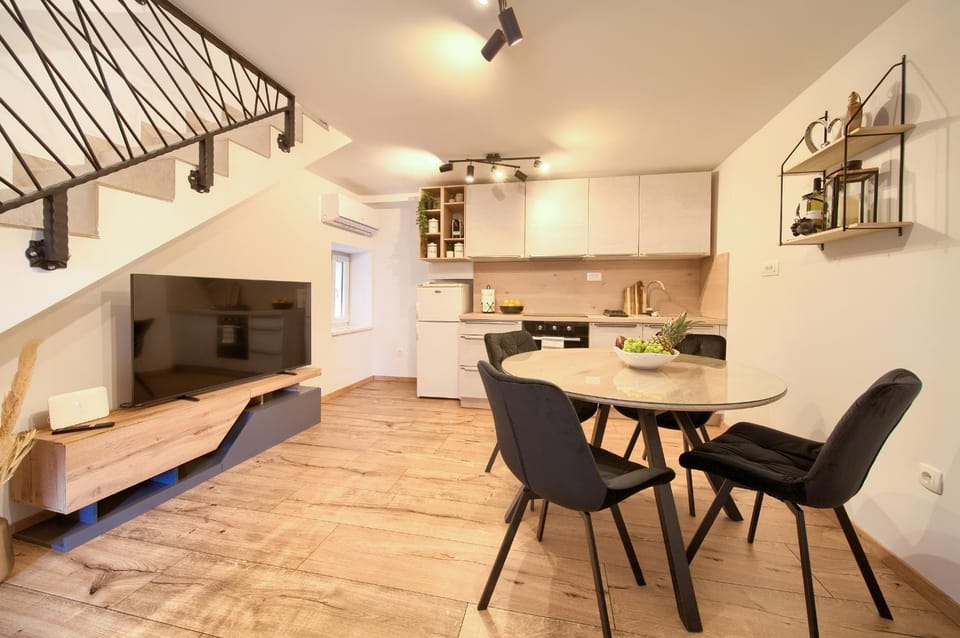 Kitchen or kitchenette, Seating area, Dining area, stove