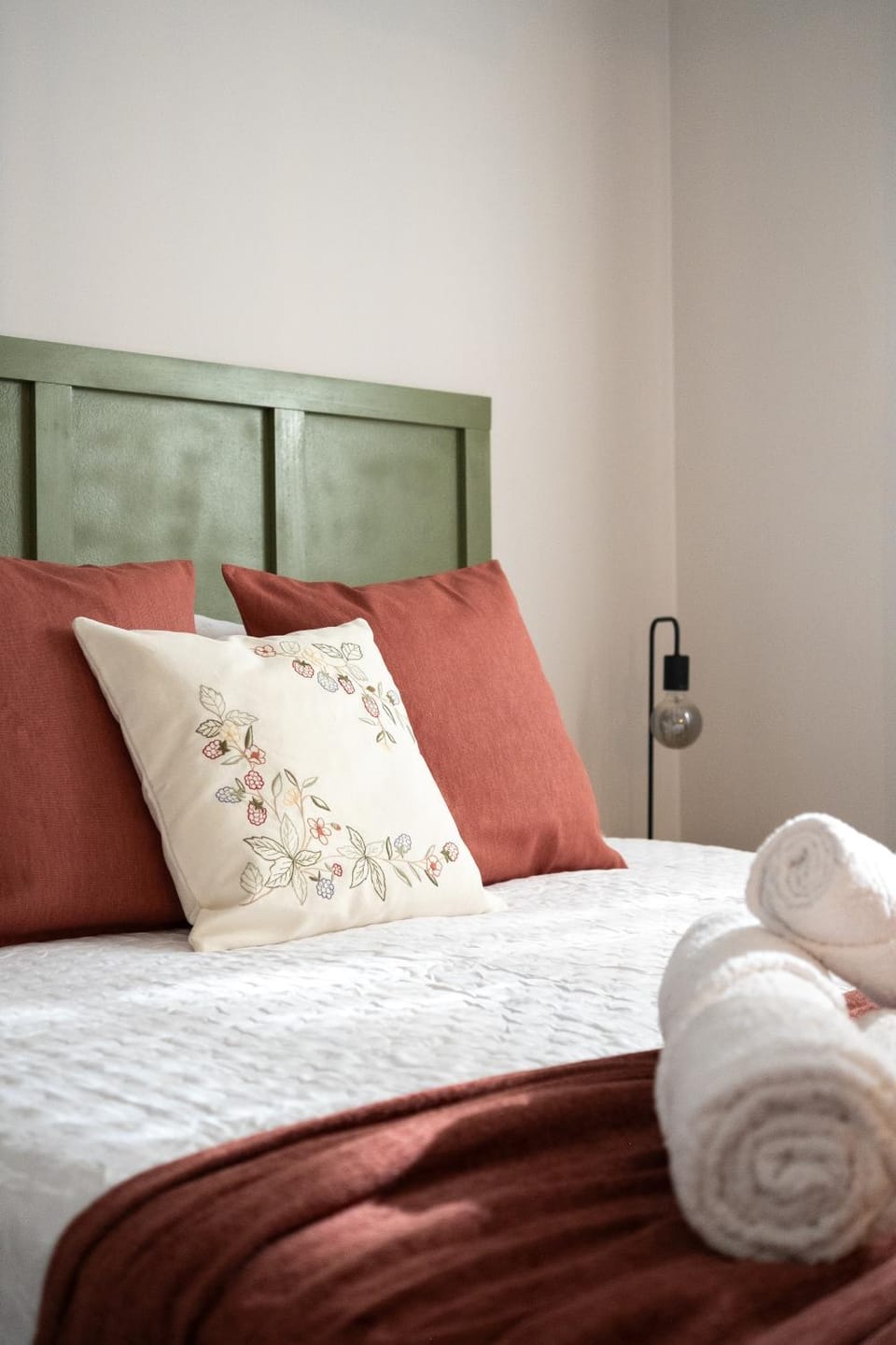Bed, Bedroom, towels