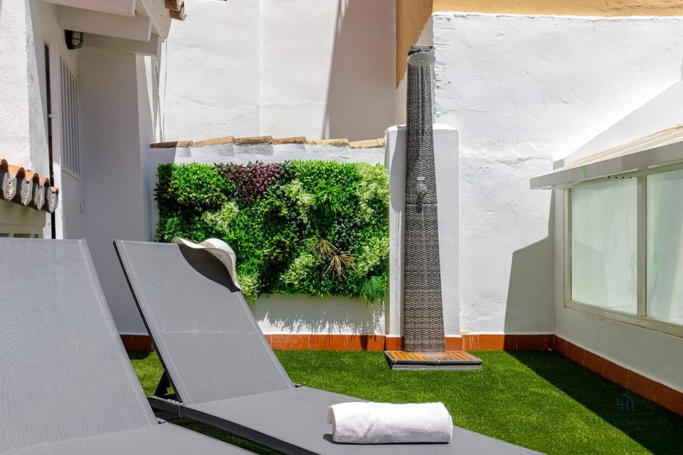 Balcony/Terrace, sunbed
