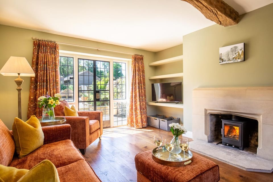 TV and multimedia, Living room, Seating area, fireplace