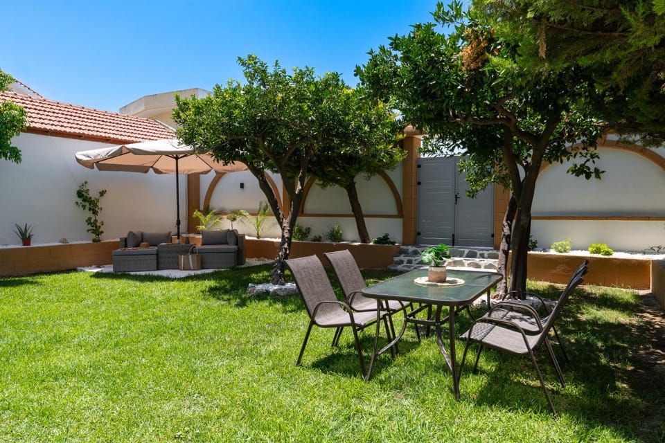 Property building, Patio, Spring, Day, Garden, Living room, Seating area, Dining area, Garden view, sunbed