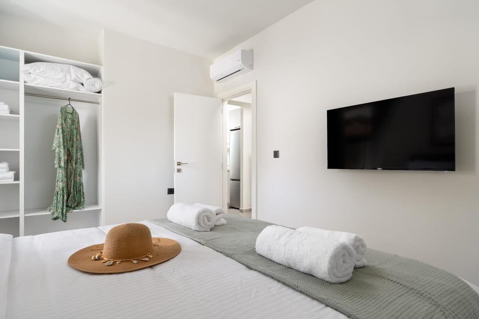 Bed, TV and multimedia, Photo of the whole room, Bedroom, towels, wardrobe, air conditioner