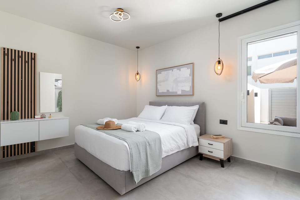 Bed, Photo of the whole room, Bedroom, towels