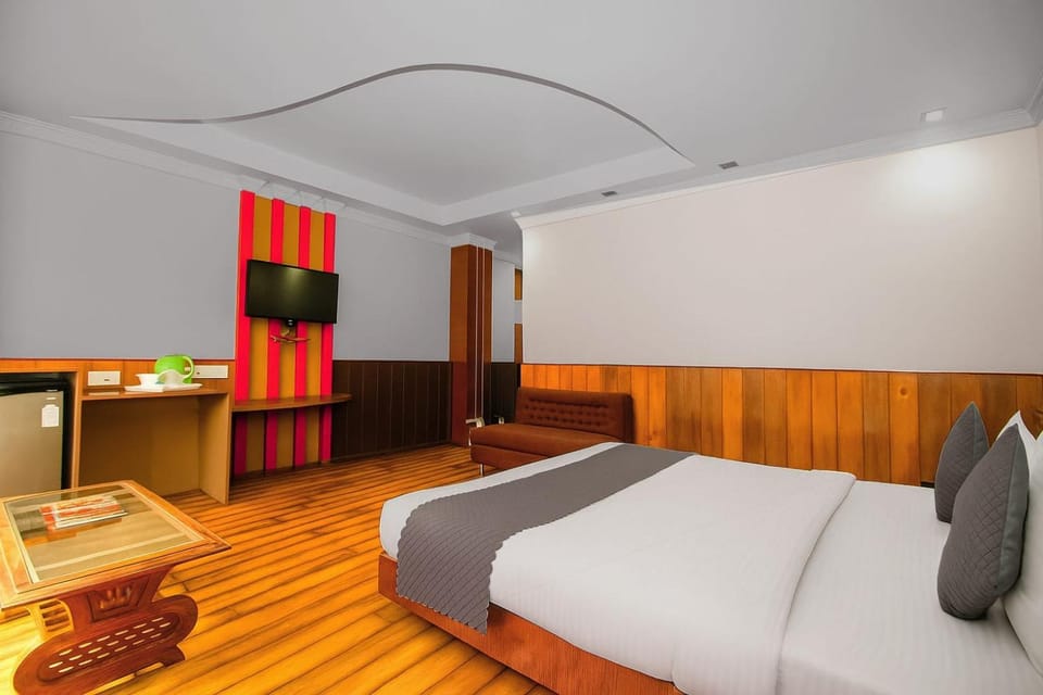 Bed, Living room, Photo of the whole room, Seating area, Bedroom
