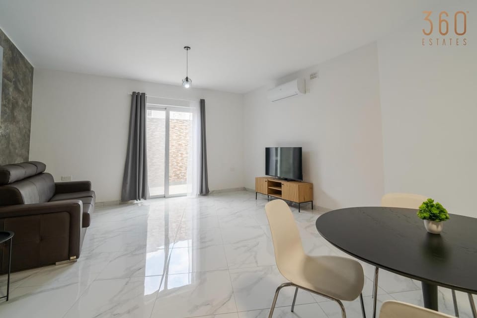 Communal lounge/ TV room, TV and multimedia, Living room, Seating area, Dining area, Evening entertainment