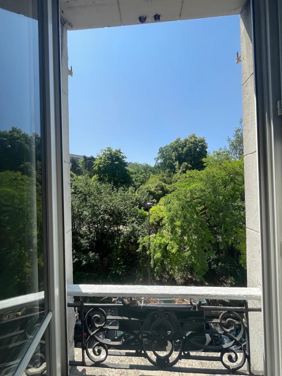 Notre appartement vue sur les Buttes Chaumont Apartment in Paris