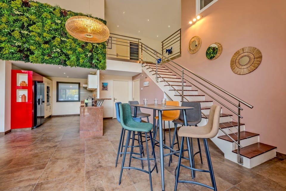 Kitchen or kitchenette, Dining area, minibar